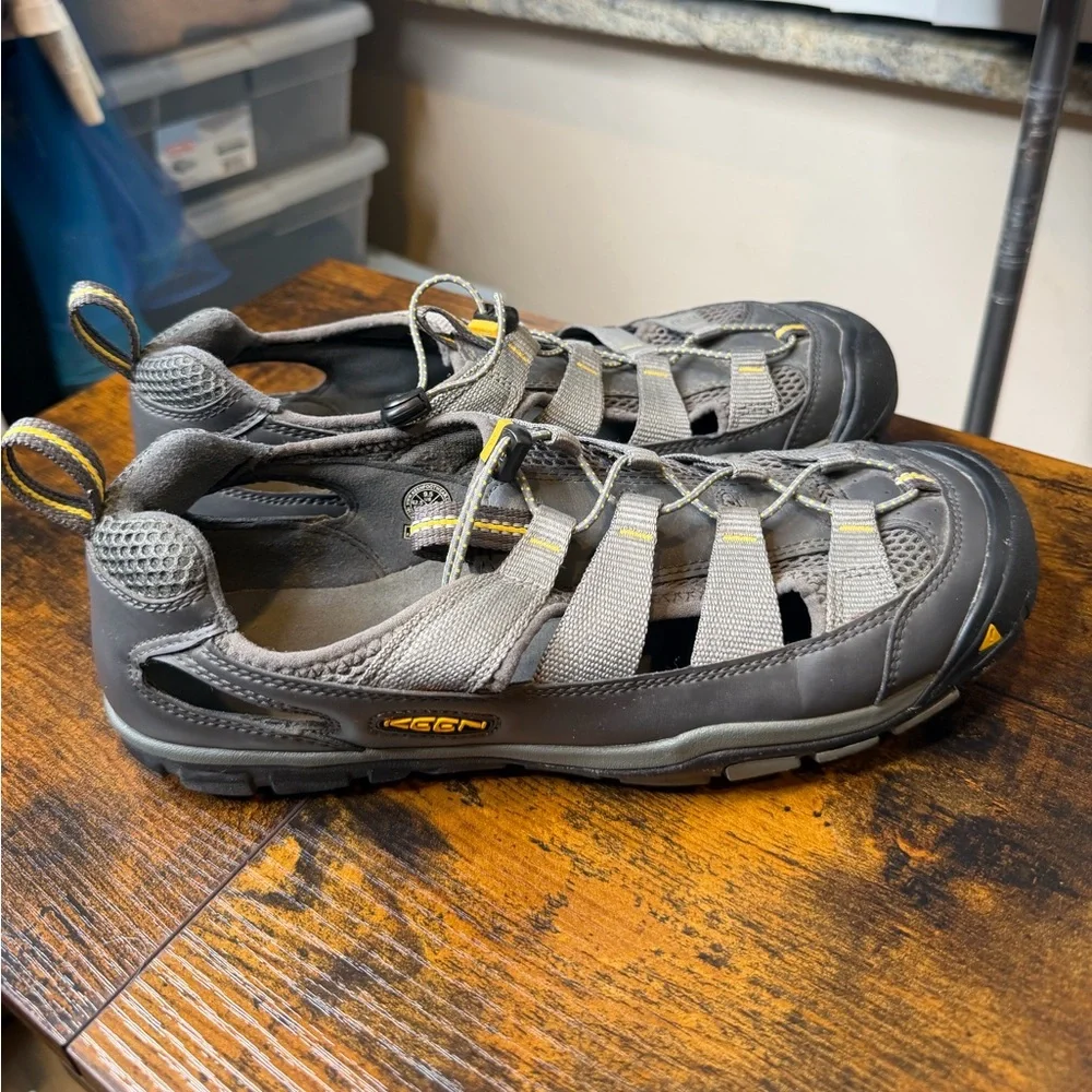 KEEN Men's Outdoor Sandals Grey Bumper Toe Bungee Cinch Lacing Size 9.5